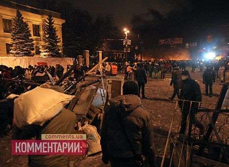 Протестующие сооружают бетонную баррикаду на Грушевского