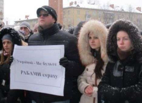 В Ивано-Франковске и Житомире протестующие прорвались в здания местной власти (ФОТО)