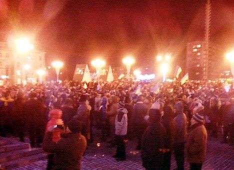 Тысячи жителей Черкасс пошли штурмом на здание облгосадминистрации (ФОТО, ВИДЕО)