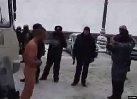 Захарченко отчитал силовиков за видео «Беркута» с голым мужчиной