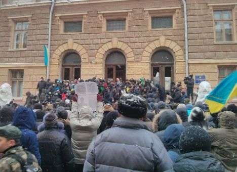 В Черновцах протестующие пытаются захватить здание ОГА. Силовики пустили газ (ФОТО, ВИДЕО)
