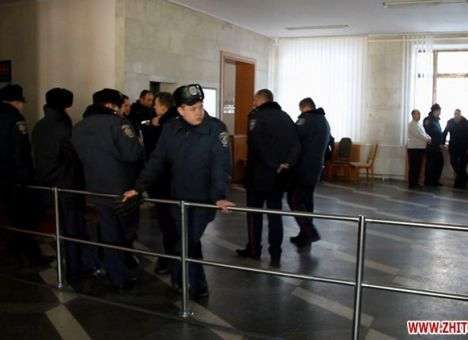 Здание Житомирской ОГА заполнили милиционерами (ФОТО, ВИДЕО)