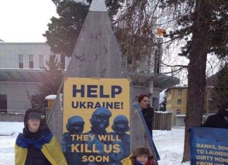 Украинцы пикетируют Давосский форум (ФОТО)