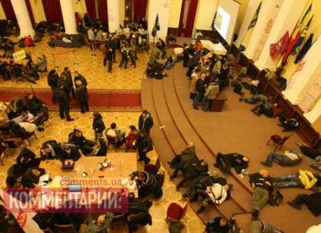 В МВД предупреждают, что готовы силой освободить удерживаемых в КГГА милиционеров