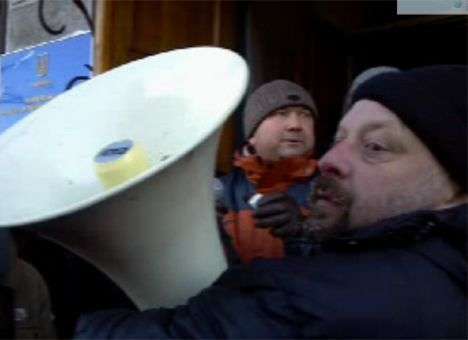 В Чернигове митингующие взяли штурмом ОГА. Милиция применила газ и гранаты