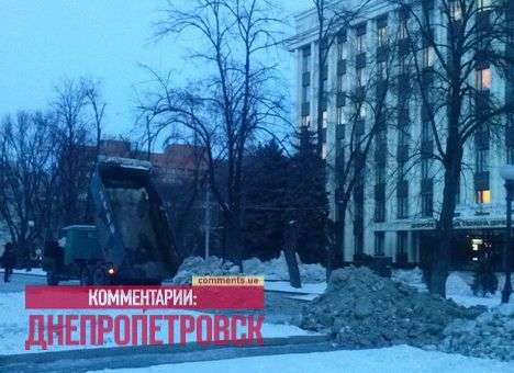 Перед зданиями Днепропетровской ОГА и облсовета строят снежные баррикады (ФОТО)