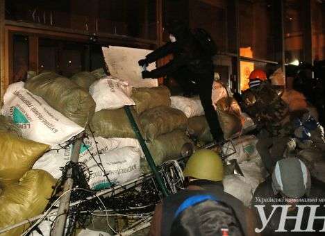 Протестующие штурмуют украинский дом