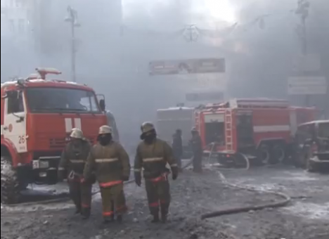 В ГСЧС заявляют о 7 пострадавших пожарных и призывают протестующих не мешать их работе