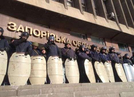 В Запорожье протестующие пошли штурмом на облсовет (ДОПОЛНЕНО)