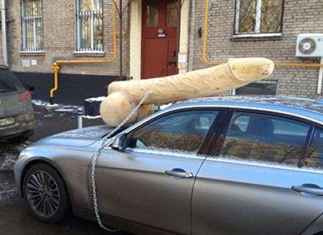 К машине автора блога Президента России привязали половой орган (ФОТО)