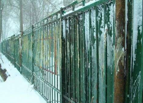 Здание Днепропетровской ОГА обнесли колючей проволокой  (ФОТО)