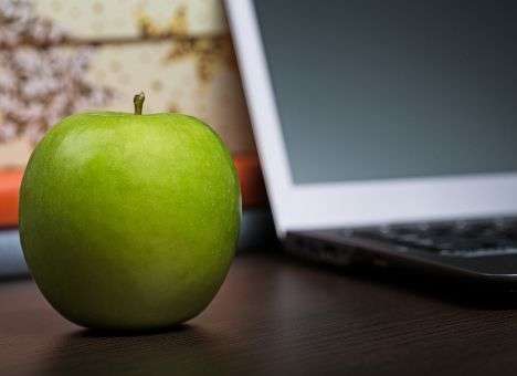 Apple патентует ноутбук с солнечной батареей на двустороннем сенсорном дисплее