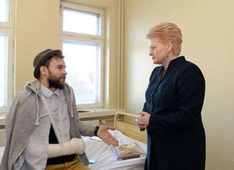 Президент Литвы проведала украинца с Евромайдана в больнице в Вильнюсе