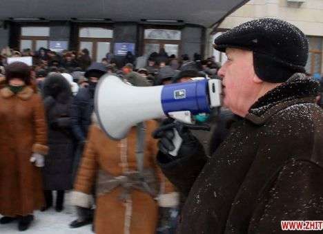 В Житомире площадь возле ОГА поделили сторонники и противники власти (ФОТО, ВИДЕО)