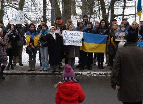 Активисты пикетировали дом Азарова в Вене (ФОТО)