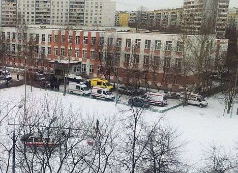 В школе в Москве неизвестный застрелил полицейского, двое ранены
