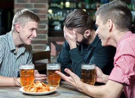 Посещение паба улучшает настроение и психическое здоровье мужчины