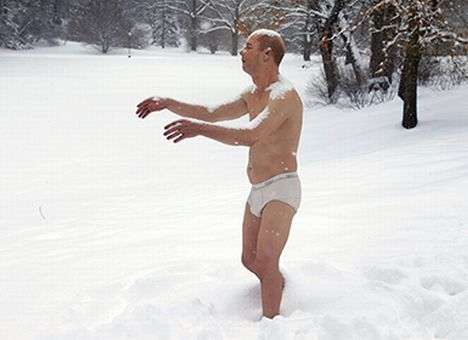 Студентки в США выступили против скульптуры голого лунатика