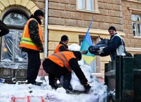 Возле Черновицкой ОГА начали разбирать баррикады (ФОТО, ВИДЕО)