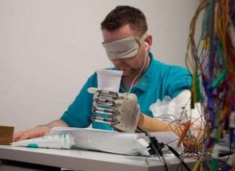 Впервые человеку установили чувствительный протез