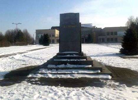 На Хмельнитчине рухнул памятник Ленину