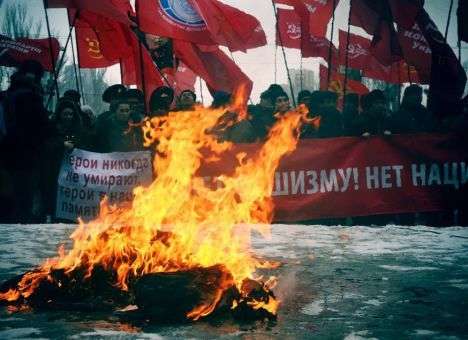 В Запорожье нардеп сжег чучело Бандеры под стенами ОГА
