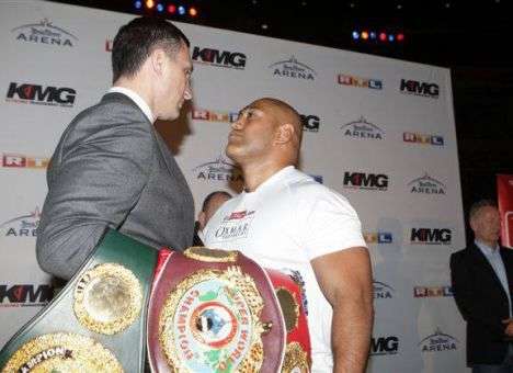 Кличко-младший при галстуке посмотрел в глаза своему сопернику в спортивном костюме (ФОТО)