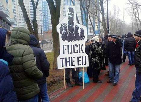 Противники Евросоюза митинговали у посольства США и звали «Вику» (ФОТО)