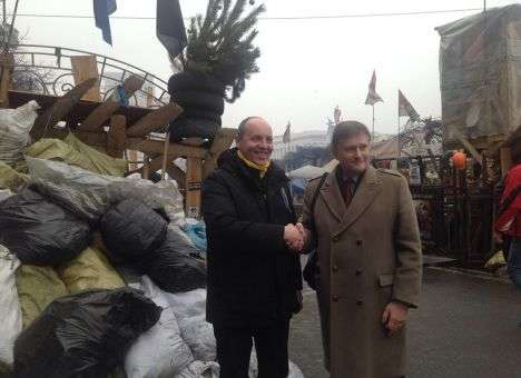 Делегация ассамблеи НАТО пришла на Майдан (ФОТО)