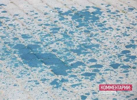 Яценюка и Турчинова облили зеленкой возле больницы Тимошенко