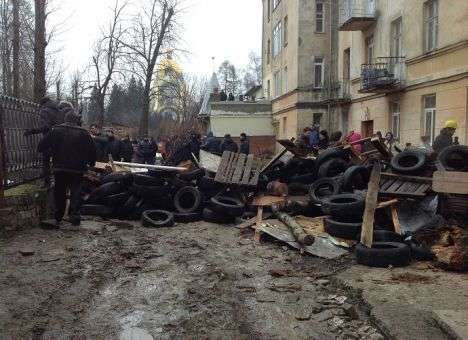«Правый сектор» не выпустил львовских бойцов ВВ из воинской части (ФОТО, ВИДЕО)