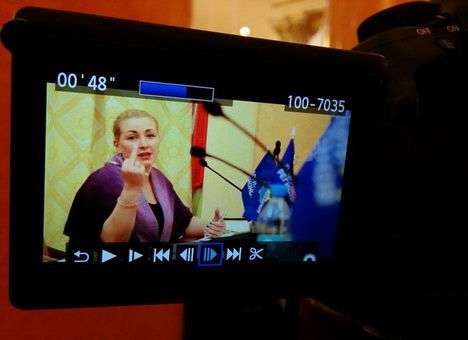 Одесский депутат уличенный в «кнопкодавстве» показал журналистам средний палец (ФОТО)