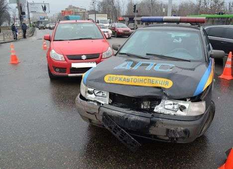 В Харькове пьяный на иномарке влетел в авто ГАИ (ФОТО)