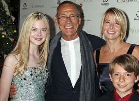 Дочь Андрея Кончаловского и Юлии Высоцкой начала выходить из комы