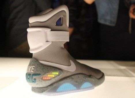 Nike воплотит в жизнь самозавязывающиеся кроссовки в 2015