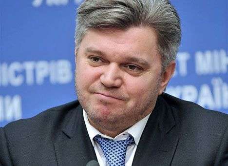 Ставицкий просит Кабмин снять валютные ограничения для нефтетрейдеров