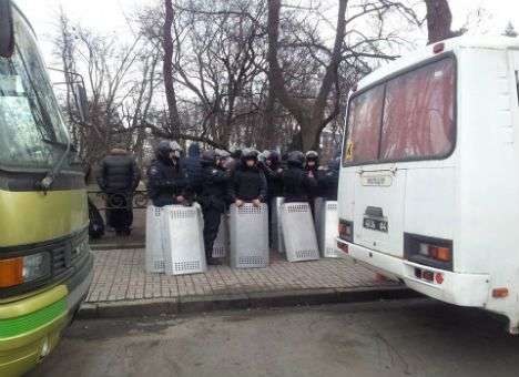 Силовики с водометом готовы противостоять протестующим (ФОТО)
