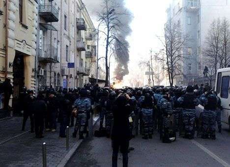Возле Рады началось серьезное противостояние между силовиками и протестующими (ФОТО, ВИДЕО)