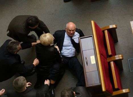 В Раде подрались депутаты — оппозиционеры побили коммунистов (ФОТО)