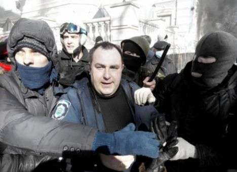 Протестующие взяли в заложники сотрудников офиса Партии регионов (ФОТО)