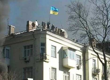 Протестующие захватили крышу дома на Институтской (ФОТО)