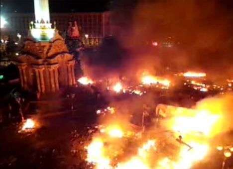 На Майдане горят БТР и палатки. Силовики оттесняют протестующих