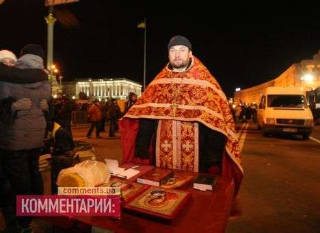 Священники уговорили силовиков уйти с Михайловской