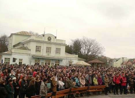 Протестующие захватили Закарпатскую ОГА (ФОТО)