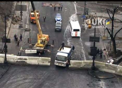 Власти блокируют Грушевского железобетонными плитами (ФОТО)