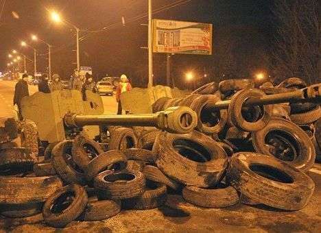 Во Львове «Эпицентр» забаррикадировали шинами, а дороги – пушками (ФОТО)