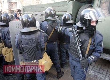 Протестующие попытались захватить Октябрьский дворец. Силовики пошли в наступление (ФОТО)
