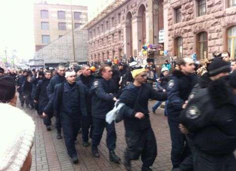 Бойцы ВВ массово сдаются в плен протестующим, - СМИ