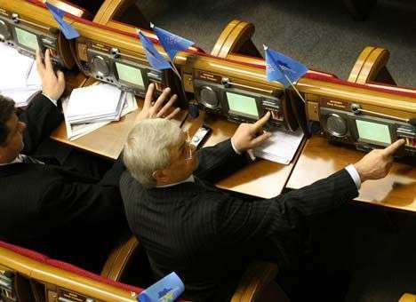 Половина «регионалов» готовы поддержать возврат к Конституции-2004