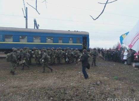 В Днепропетровской области около 500 военных покинули заблокированный поезд